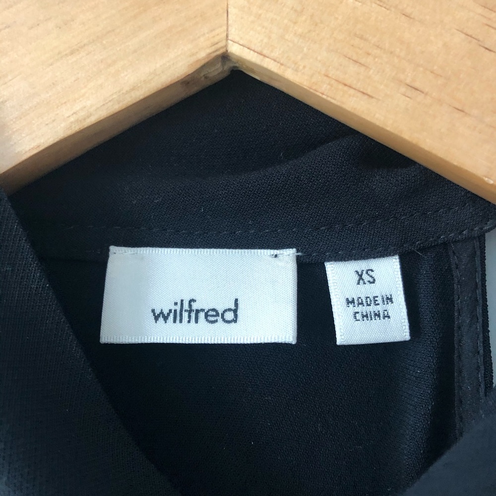 ✨ Black Sleeveless Blouse | Aritzia - Picture 5 of 7